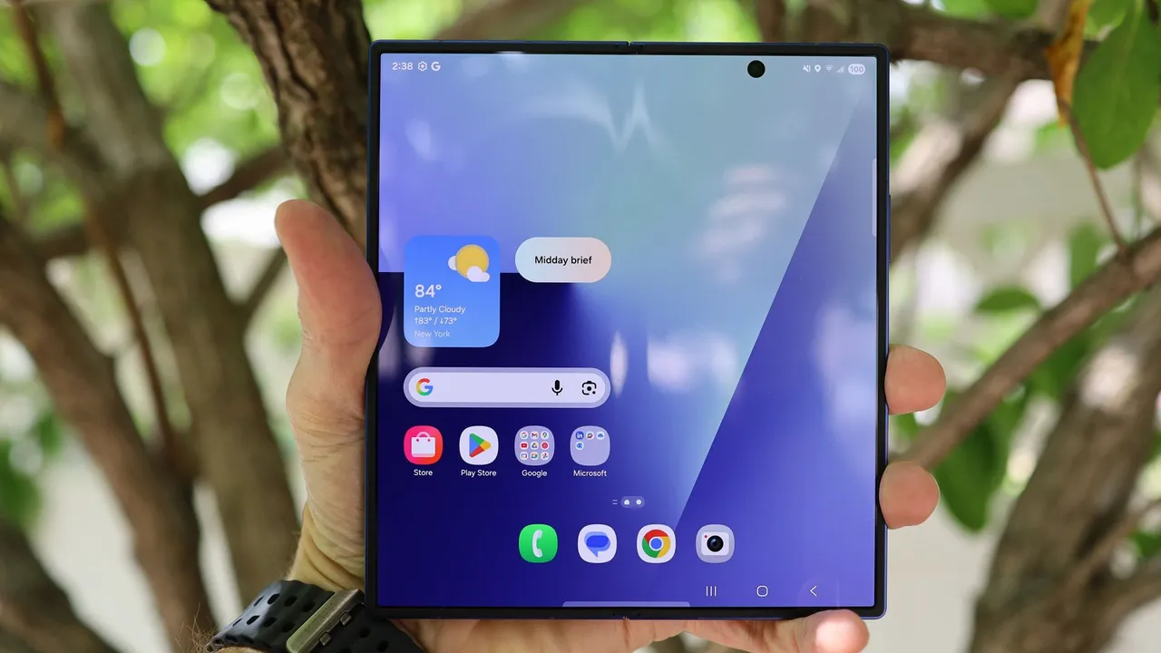 سامسونج تكشف تصميم Galaxy Z Fold 8 الجديد وتنافسه مع iPhone Fold